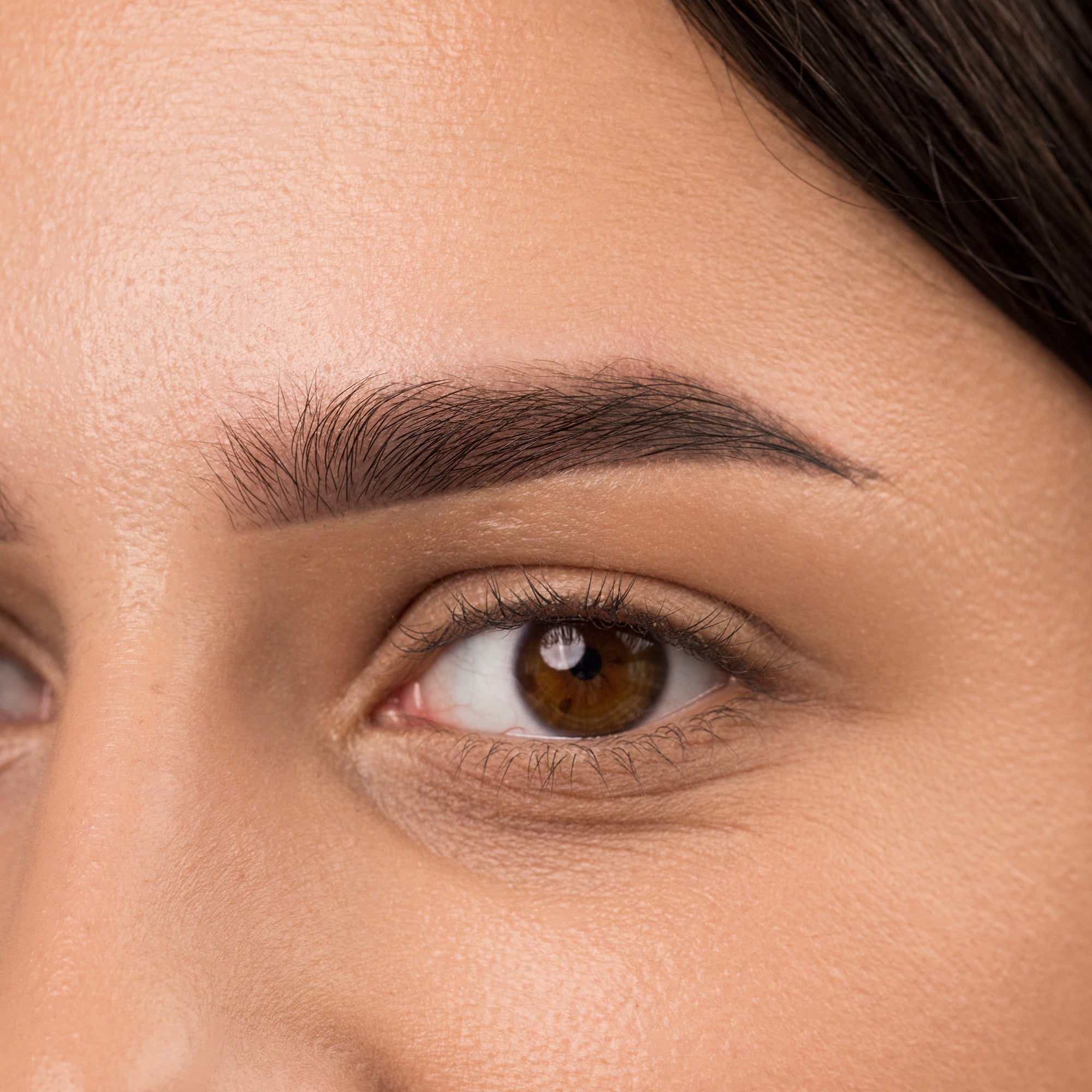 Abgeheilte Ombré Brows nach einer Behandlung mit gleichmäßiger Pigmentretention und natürlichen abgeheilten Ergebnissen