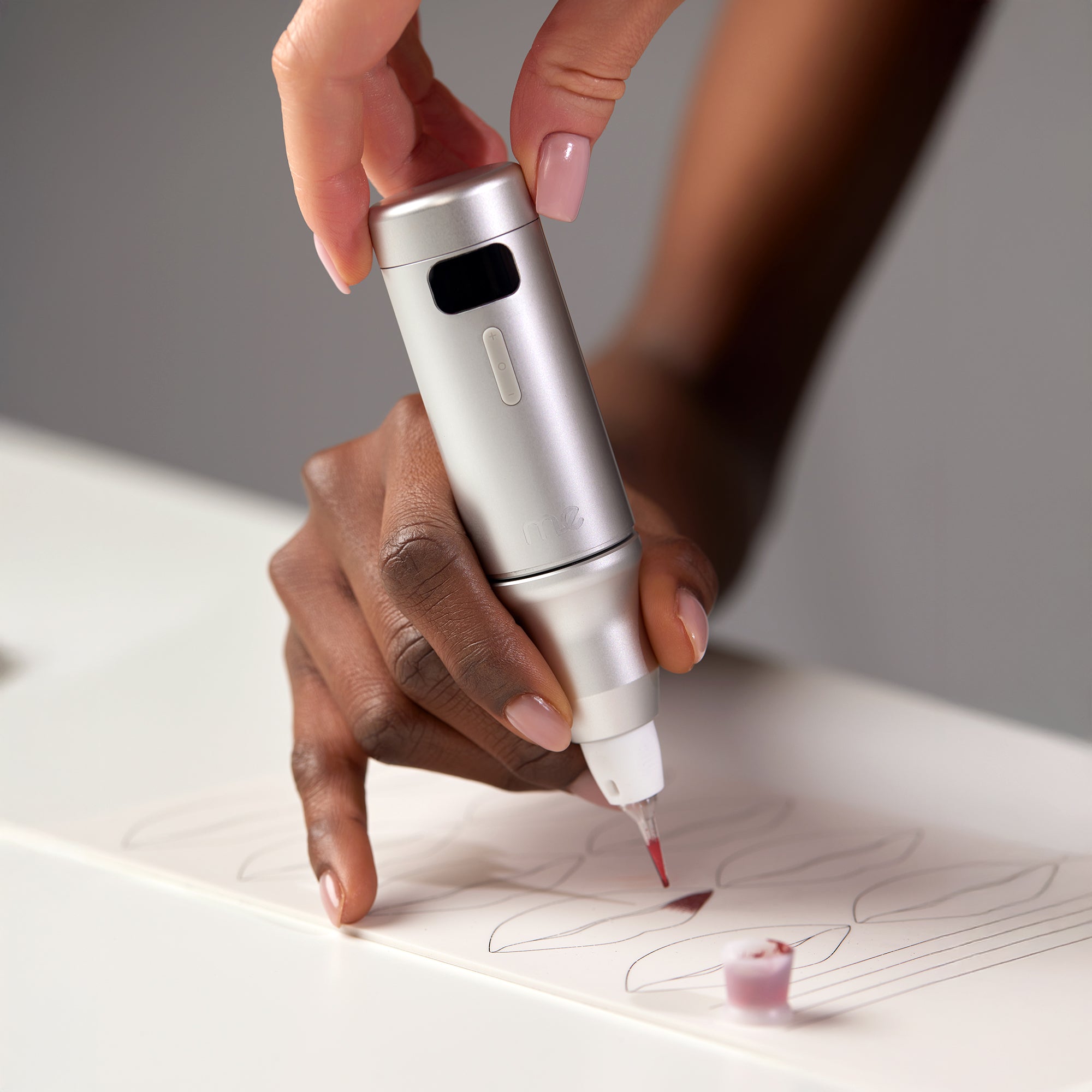 Kabellose ME™ Permanent Make-up Maschine, von einer angehenden Artistin auf PMU-Übungshaut verwendet.